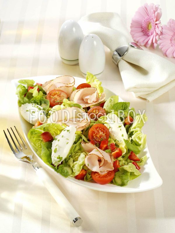 Frischkäse-Nocken auf Salat 1