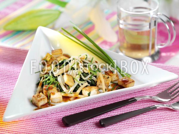 Frittierter Tofu mit Sprossen