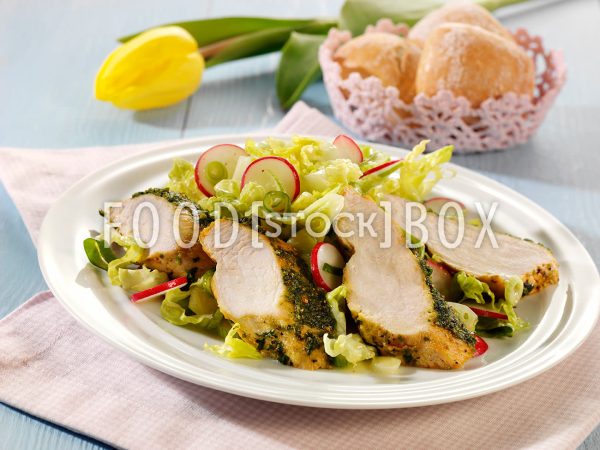 Frühlingssalat mit Hähnchenbrustfilet