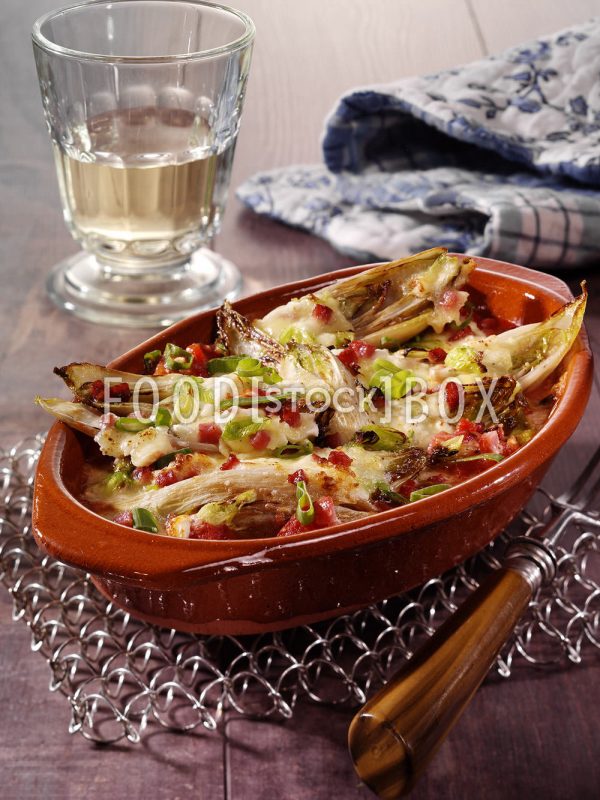 Gebackener Chicoree mit Tomaten und Käse