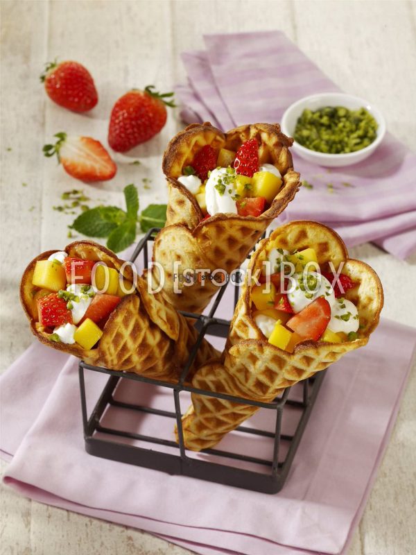 Gefüllte Waffeltüten zum Dessert