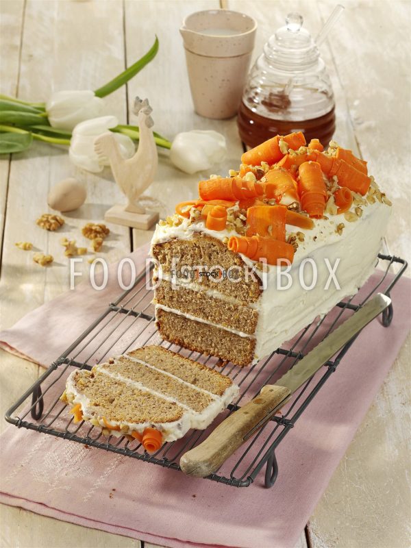 Gefüllter Möhrenkastenkuchen