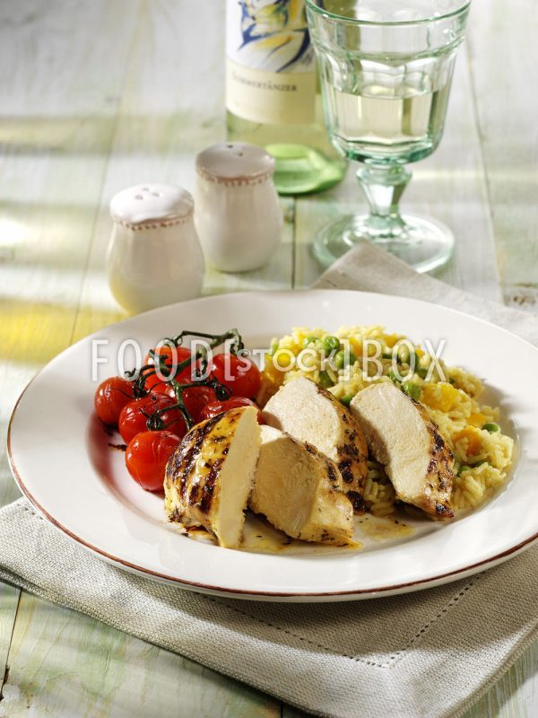 Gegrillte Hähnchenbrust mit Reis, Paprika und Erbsensalat