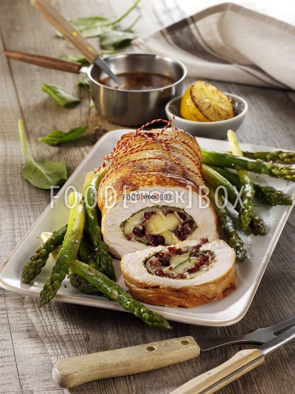 Gegrillte Putenbrust, gefüllt mit Cranberrys, Brie und Spinat