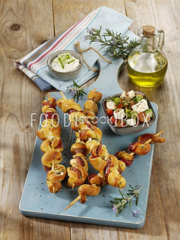 Gegrillte Teigspieße mit Bacon und Knoblauch