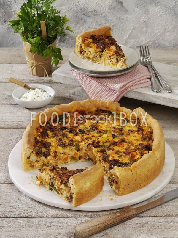 Gemüse-Hackfleisch-Kuchen mit Creme fraiche