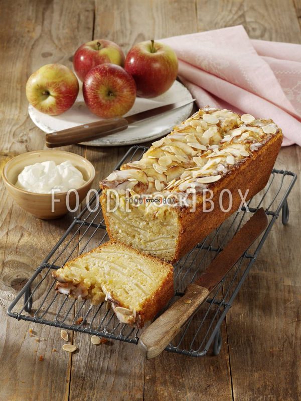 Geschichteter Tiroler-Apfel-Rührkuchen mit Mandeln