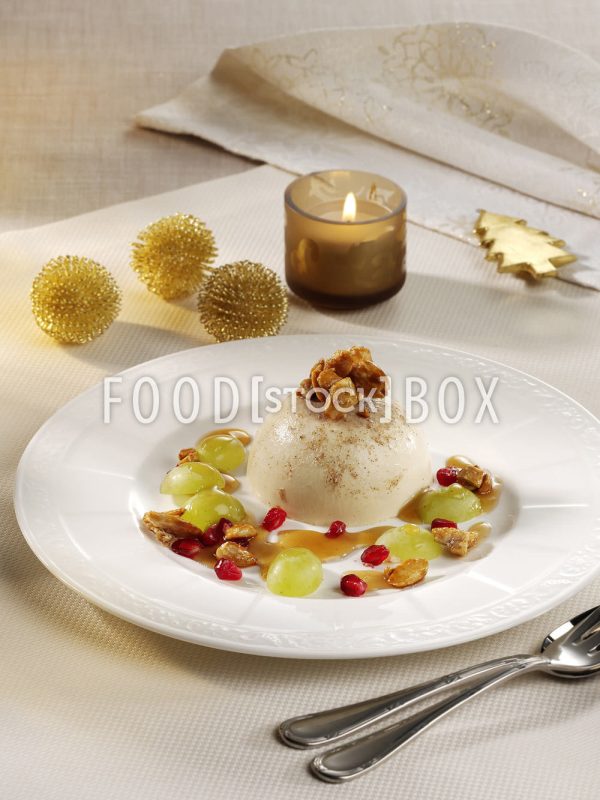 Festliches Gewürz-Panna-Cotta mit gebrannten Mandeln