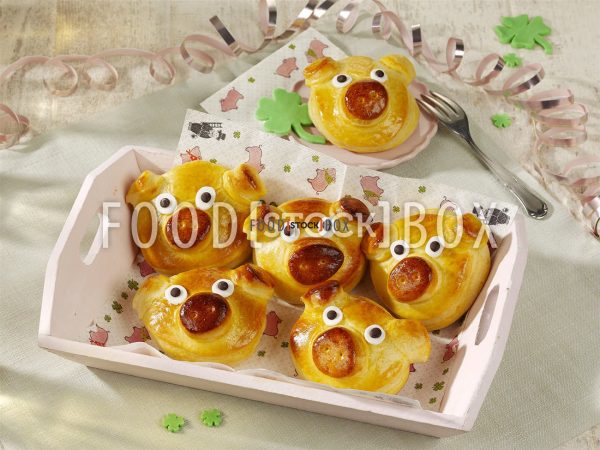 Glücksschweinchen mit Nüssen