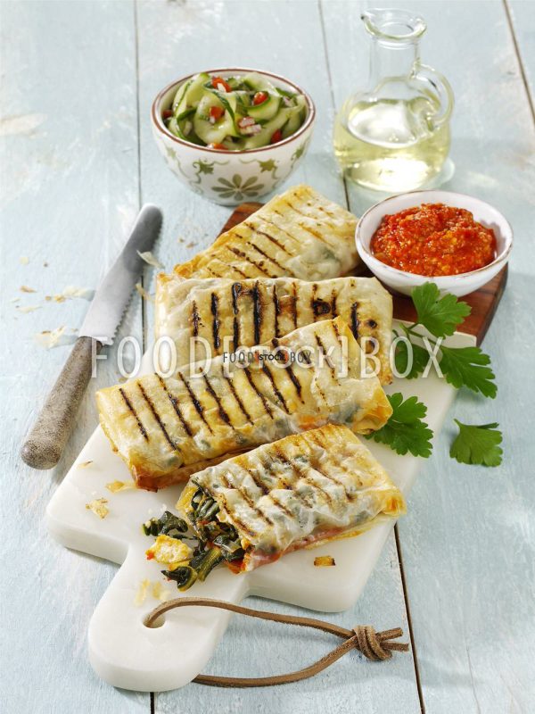 Vegetrarische griechische Strudelteigpäckchen