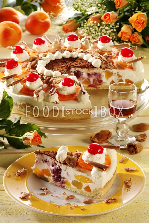 Fruchtige-Espresso-Torte mit bunter Fruchtgarnitur 2