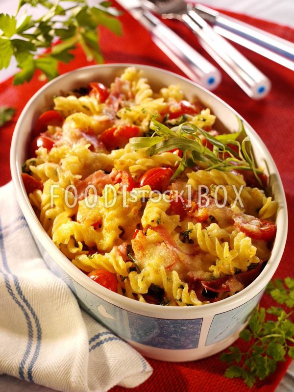 Fussili-Gratin mit Tomaten, Kräutern und Schinken