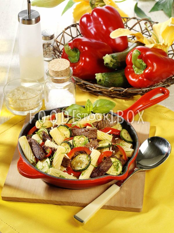Gebratene Nudeln mit Zucchini und Paprika