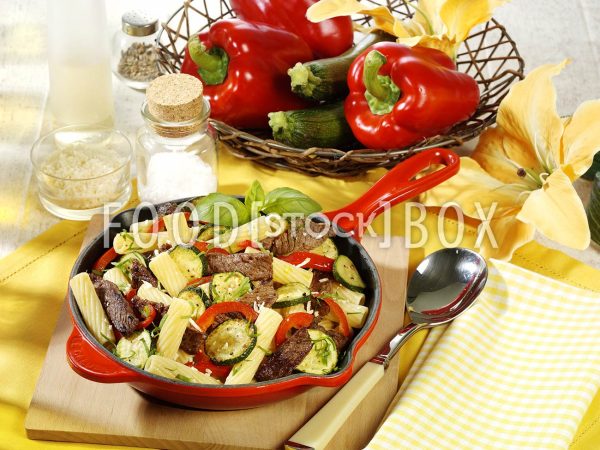 Gebratene Nudeln mit Zucchini und Paprika 2