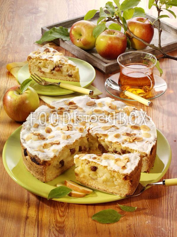 Gedeckter Apfelkuchen mit Rosinen