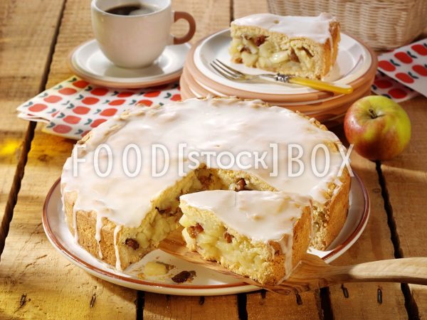 Gedeckter Apfelkuchen mit Rosinen und Zimt 2