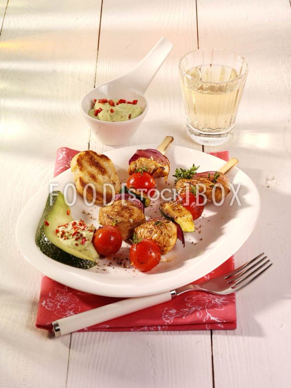 Geflügelspieße mit Avocado-Dipp / Salzam