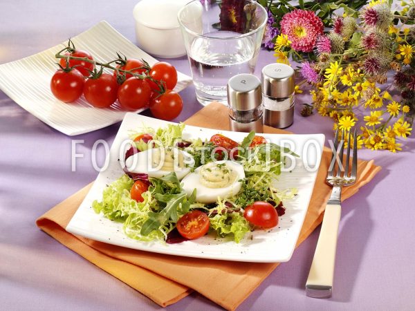 Gefüllte Eier auf Salat