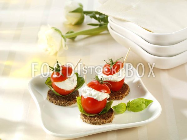 Gefüllte Tomaten auf Pumpernickel