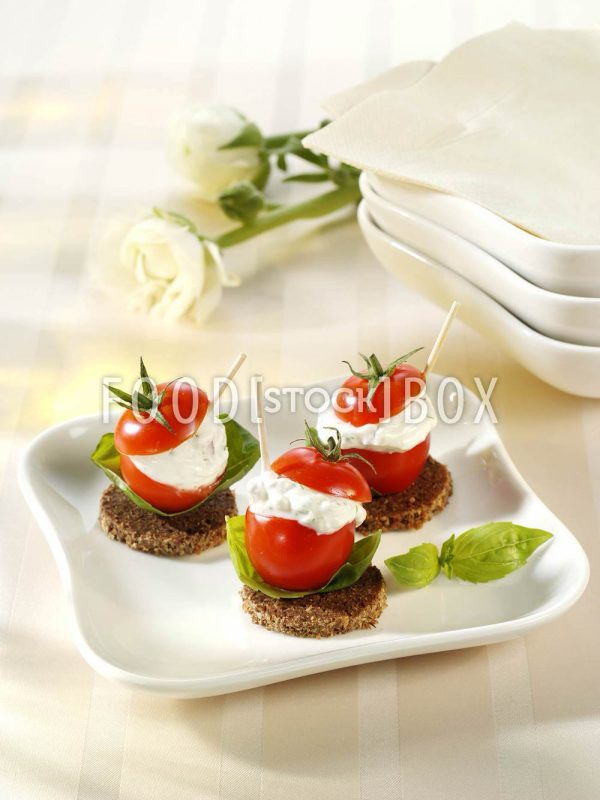 Gefüllte Kirschtomaten auf Pumpernickel 2