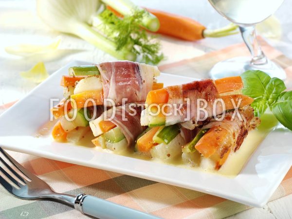 Gemüsesticks im Speckmantel mit Weinschaumsauce