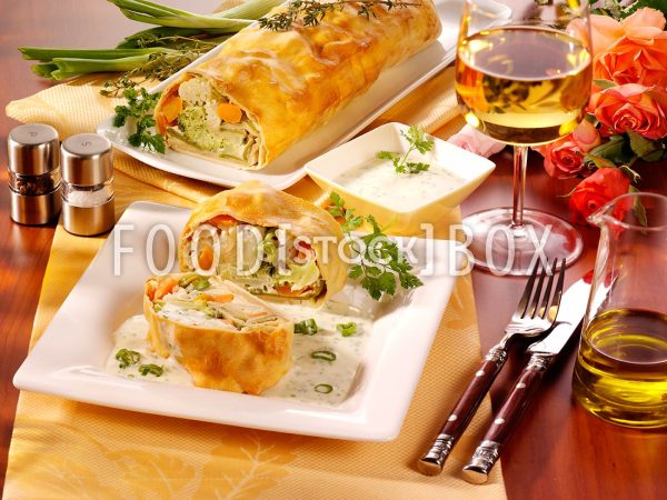 Gemüsestrudel mit Kräutersauce mit Weißwein 2