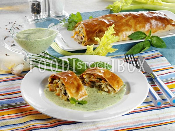 Gemüsestrudel mit Kräutersauce mit Knoblauch