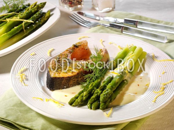 Grüner Spargel mit Lachs