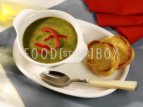 Grünkohlsuppe mit karamellisierten Paprikastreifen