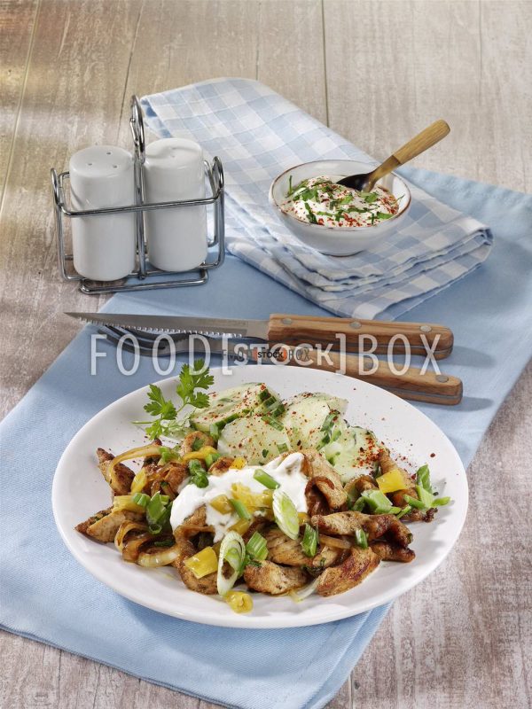 Gyros-Geschnetzeltes mit Gurkensalat