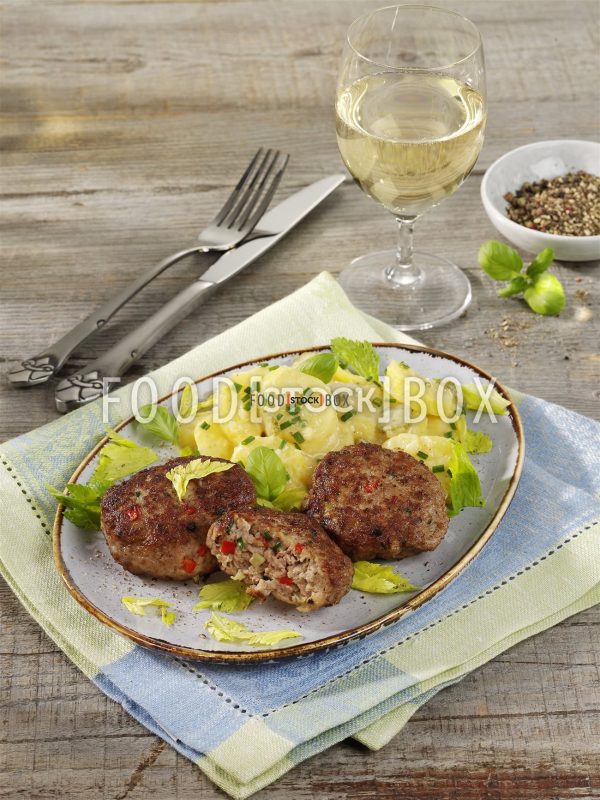 Hacktäschli mit Schweizer Kartoffelsalat