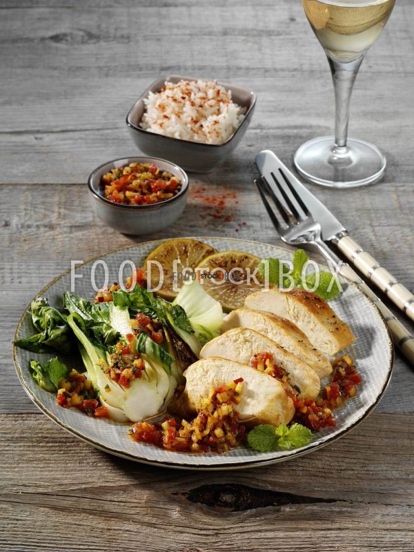 Hähnchenbrust mit Pak Choi und Nekatarinen-Salsa
