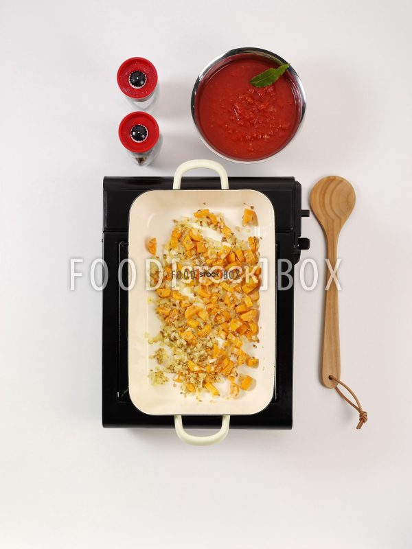 Geschmorte Hähnchenkeulen auf Tomaten-Koriander-Sugo Step  3