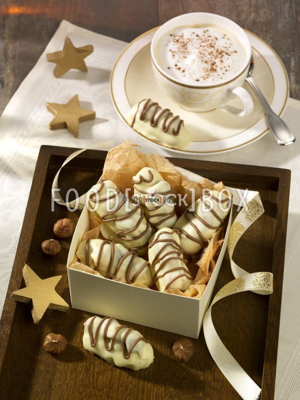 Haselnüsse auf Orangenmarzipan