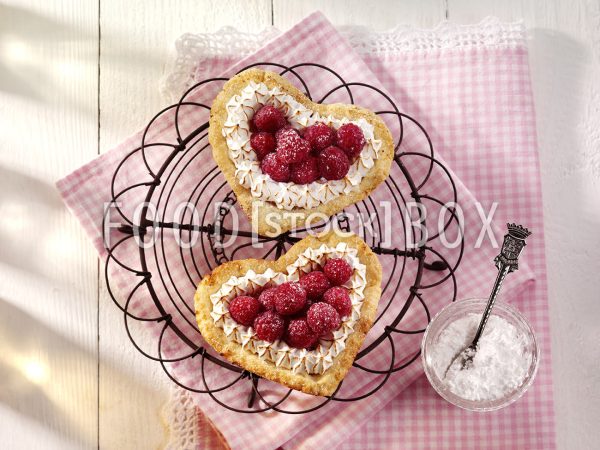 Festliche Zitronen-Himbeer-Baiser-Herzen