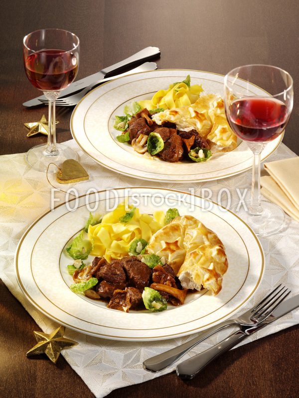 Hirschragout unter der Blätterteighaube
