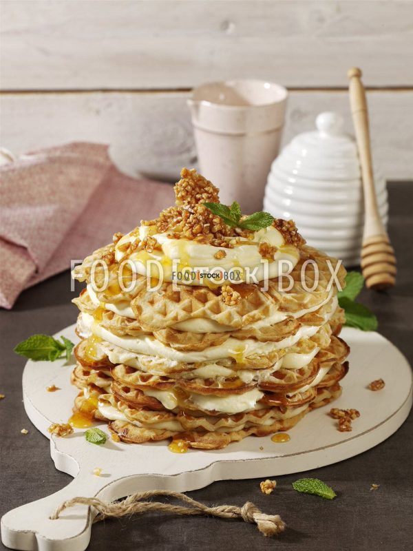 Honig-Waffeltorte mit weißer Schokolade, Aprikosenkonfitüre und Mandelkrokant