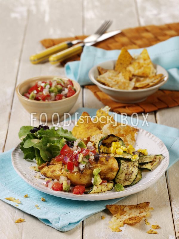 Hühnerbrust mit gegrillten Zucchini, Mais, Nachos und Avocadosalsa (Mexiko)