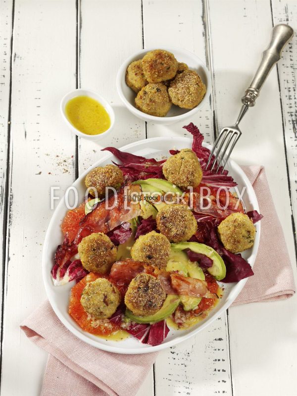 Gebratene Ingwer-Hack- Klößchen auf Salat