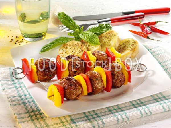Feurige Hackbällchen-Spieße