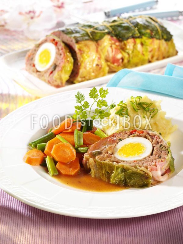 Hackbraten im Wirsing-Speck-Mantel