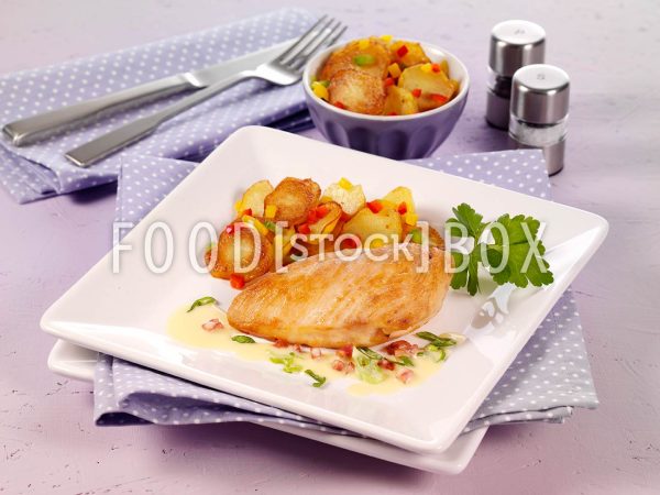 Hähnchenbrustfilet in Frühlingszwiebel-Hollandaise und Bacon
