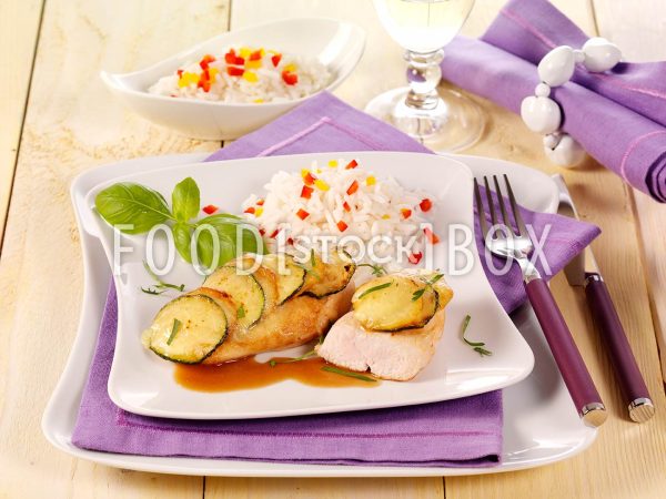 Hähnchenbrustfilet mit Zucchini-Kartoffel-Emmentaler-Haube