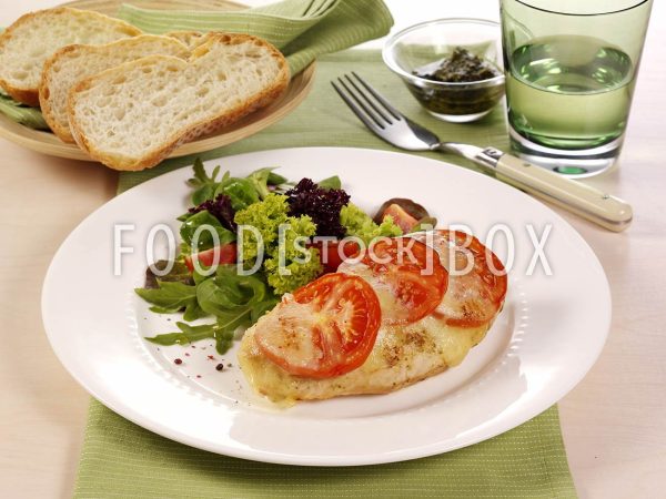 Hähnchenbrustfilet-Tomate-Mozzarella mit Salat