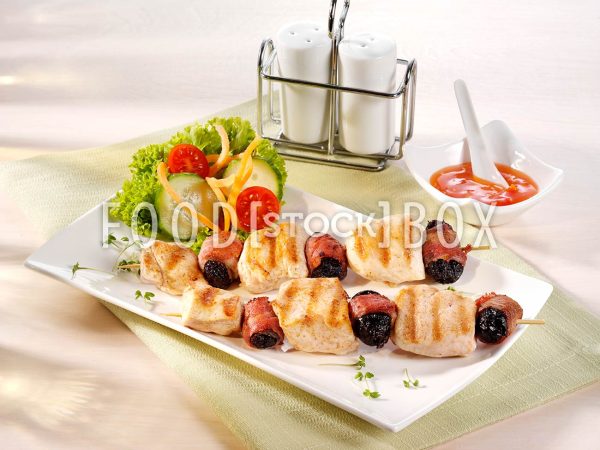 Hähnchenspieße mit Pflaumen und Bacon
