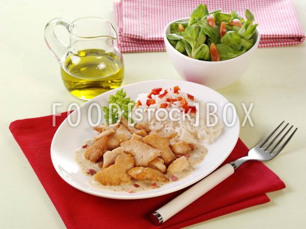 Hähnchenstreifen in Senfsauce mit Reis und Speck