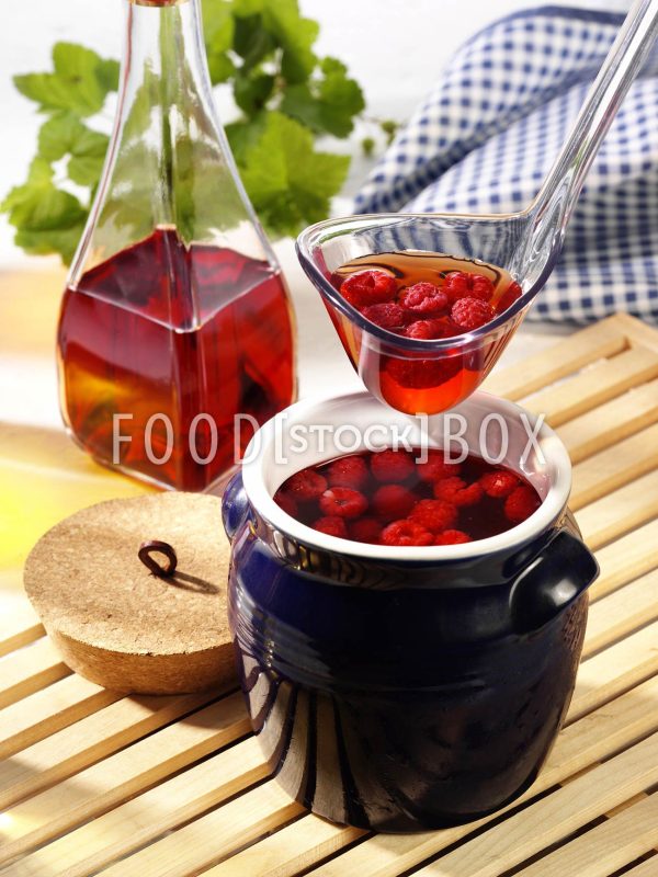 Himbeeressig mit Weißwein