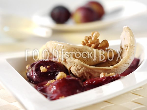Honig-Zimt-Eis mit Rotwein-Pflaumen