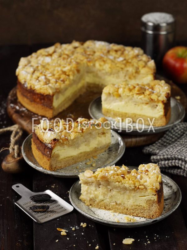 Käsekuchen mit Apfel und Streuseln