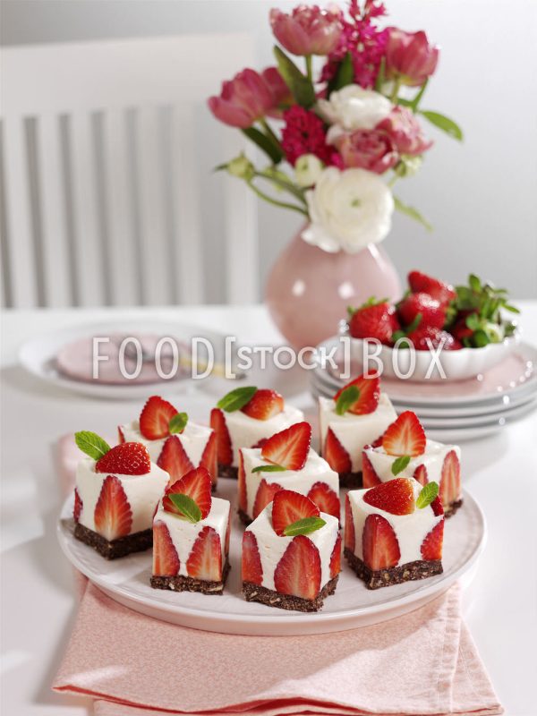 Käsekuchen mit Erdbeeren und Kokos